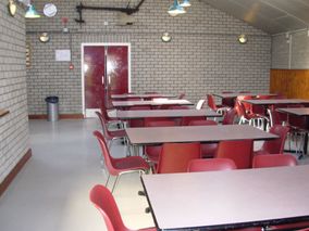 tafel en stoelen